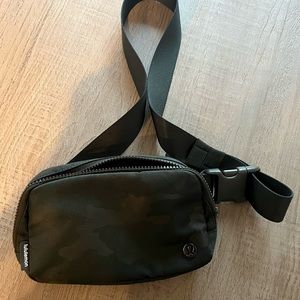 Lululemon everywhere belt bag - camo